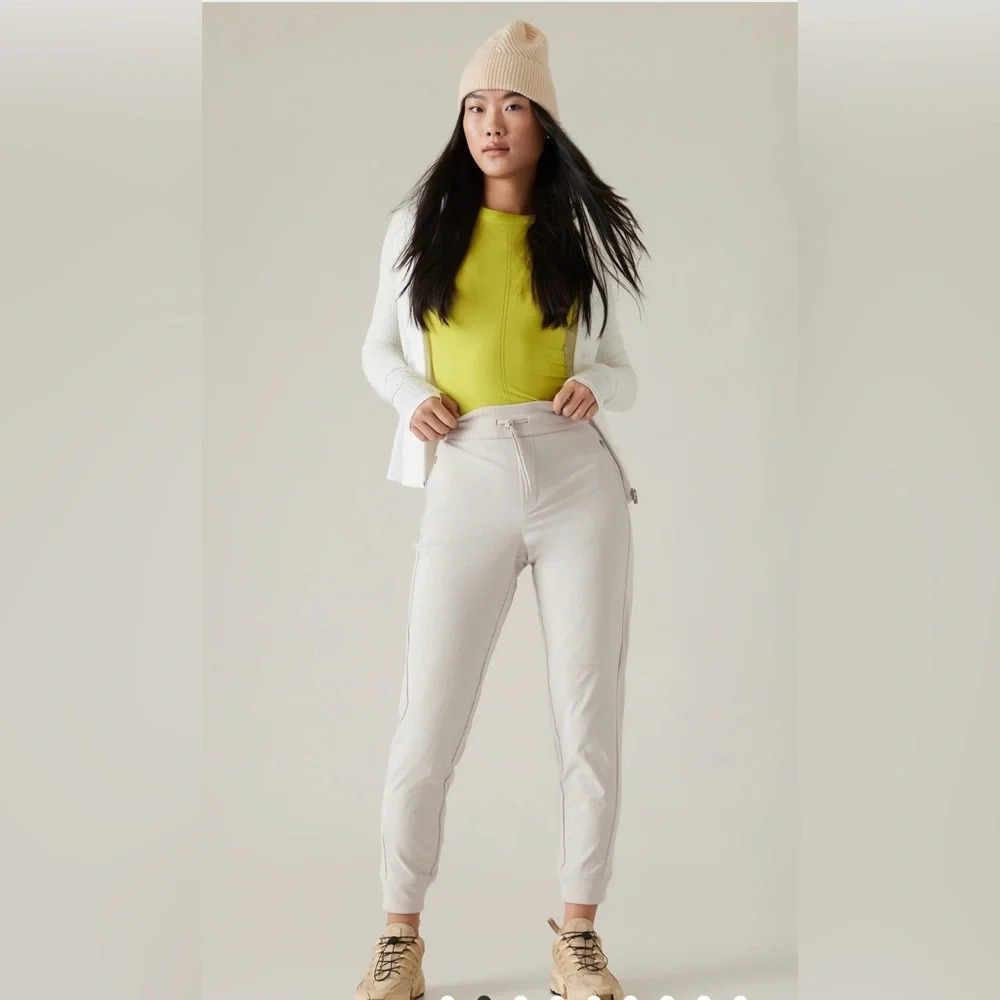 Athleta Headlands Hybrid Trek Jogger in Birch Gray